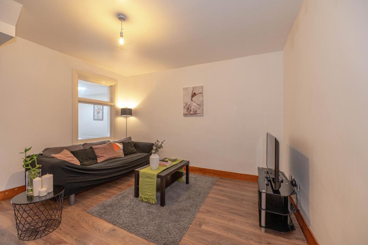 Beautiful 4 Bedrooms House, 7 Walk To Train Station Plumstead  Exterior foto
