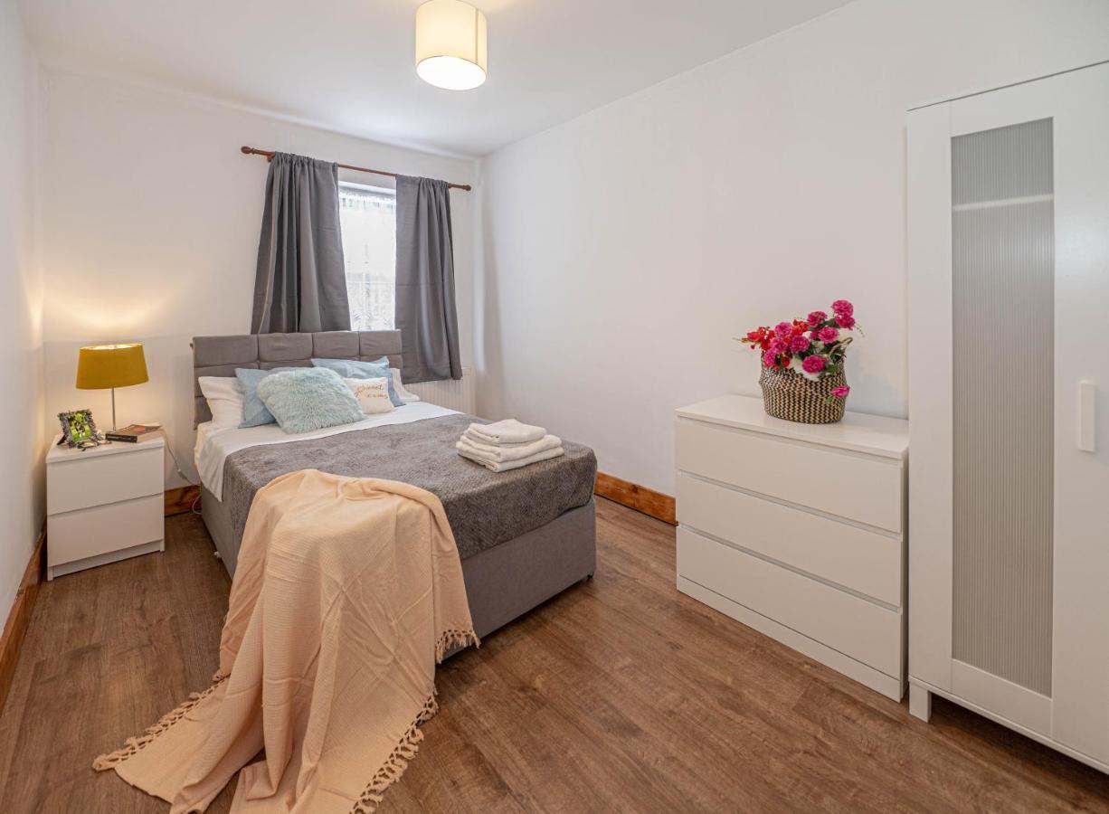 Beautiful 4 Bedrooms House, 7 Walk To Train Station Plumstead  Exterior foto