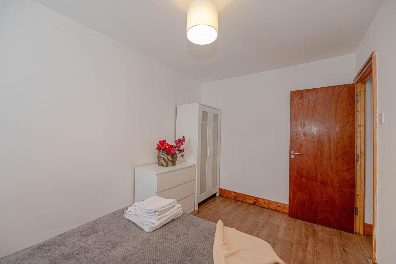 Beautiful 4 Bedrooms House, 7 Walk To Train Station Plumstead  Exterior foto