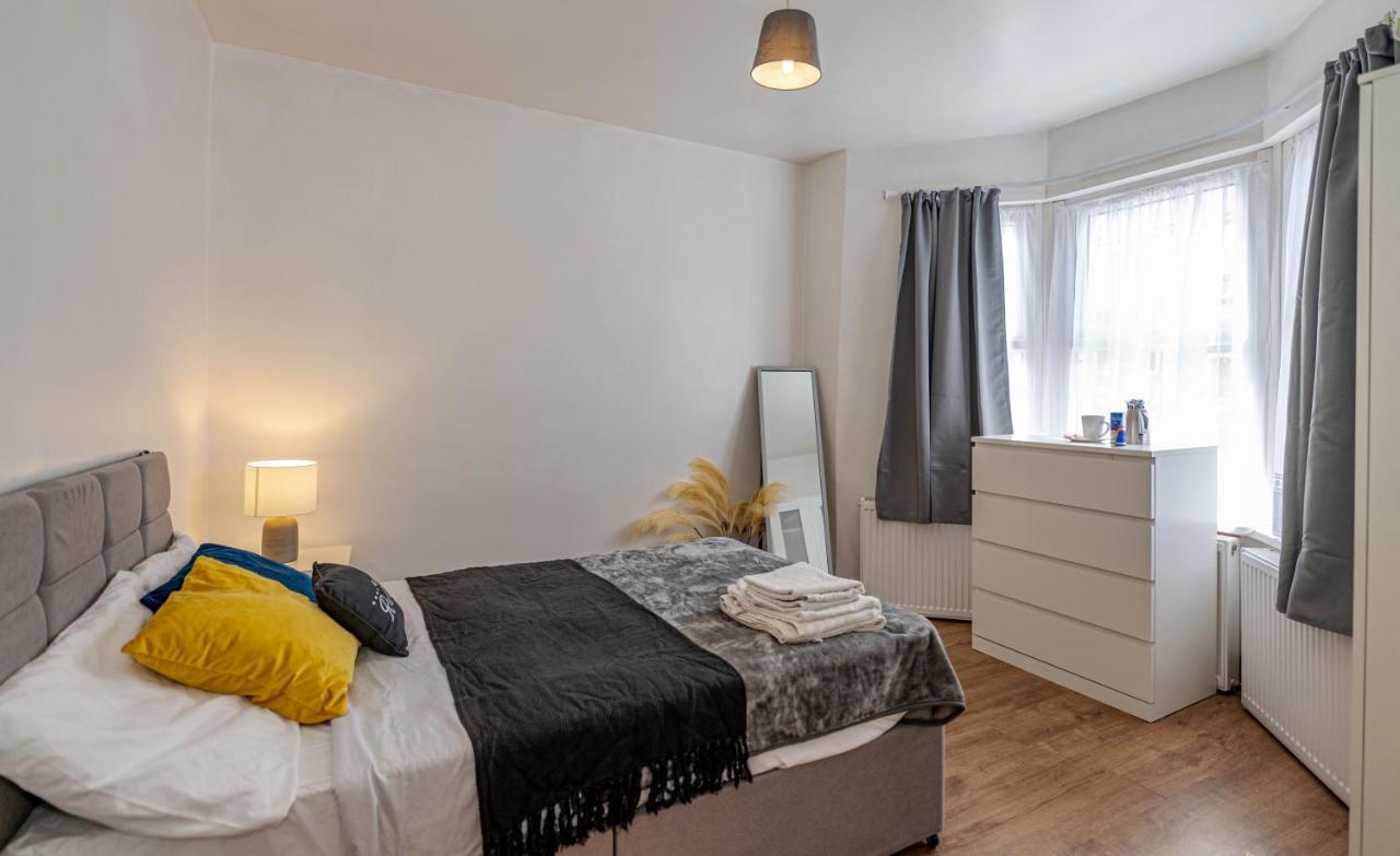 Beautiful 4 Bedrooms House, 7 Walk To Train Station Plumstead  Exterior foto