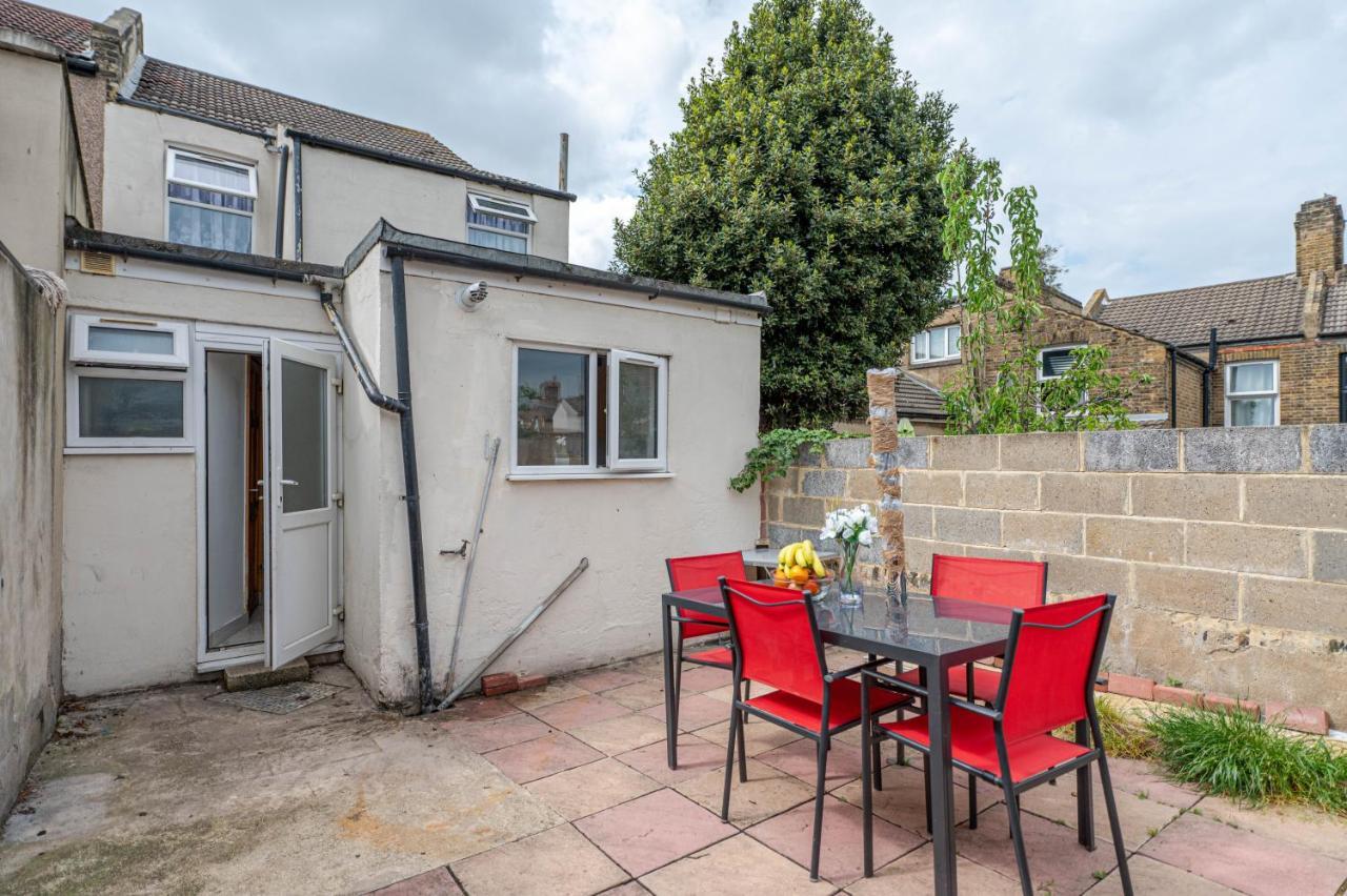 Beautiful 4 Bedrooms House, 7 Walk To Train Station Plumstead  Exterior foto