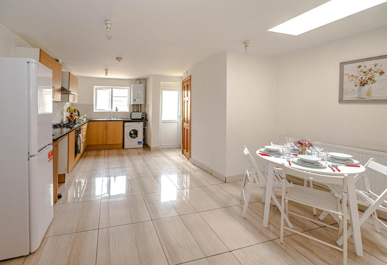 Beautiful 4 Bedrooms House, 7 Walk To Train Station Plumstead  Exterior foto