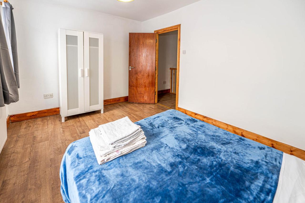 Beautiful 4 Bedrooms House, 7 Walk To Train Station Plumstead  Exterior foto