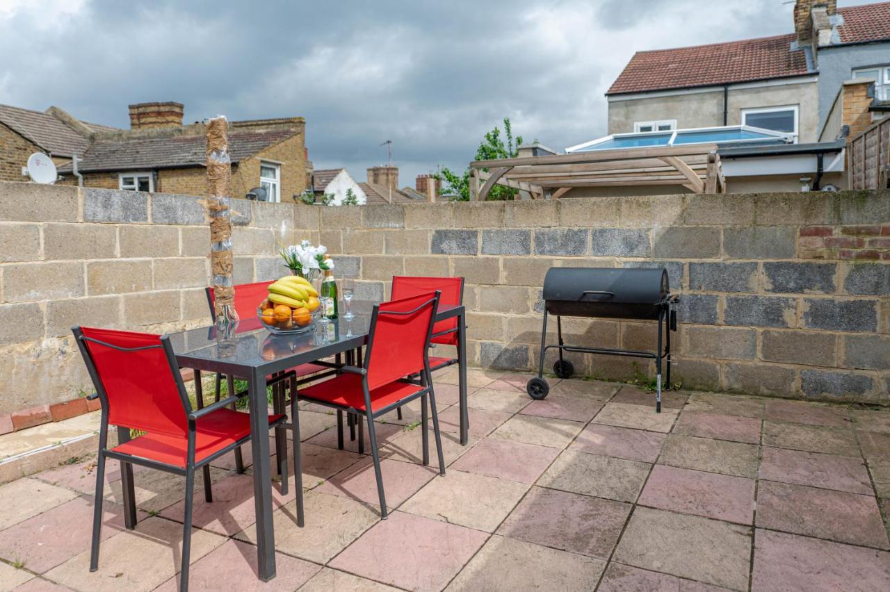 Beautiful 4 Bedrooms House, 7 Walk To Train Station Plumstead  Exterior foto