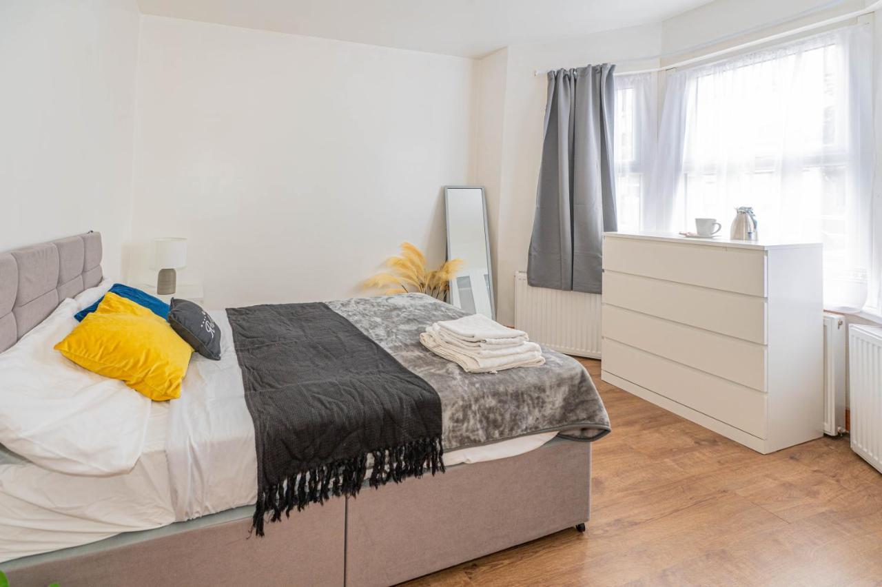 Beautiful 4 Bedrooms House, 7 Walk To Train Station Plumstead  Exterior foto