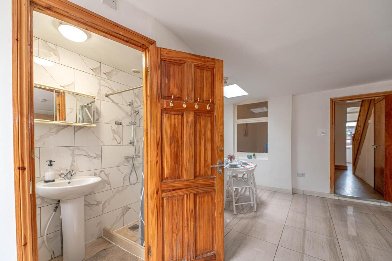 Beautiful 4 Bedrooms House, 7 Walk To Train Station Plumstead  Exterior foto